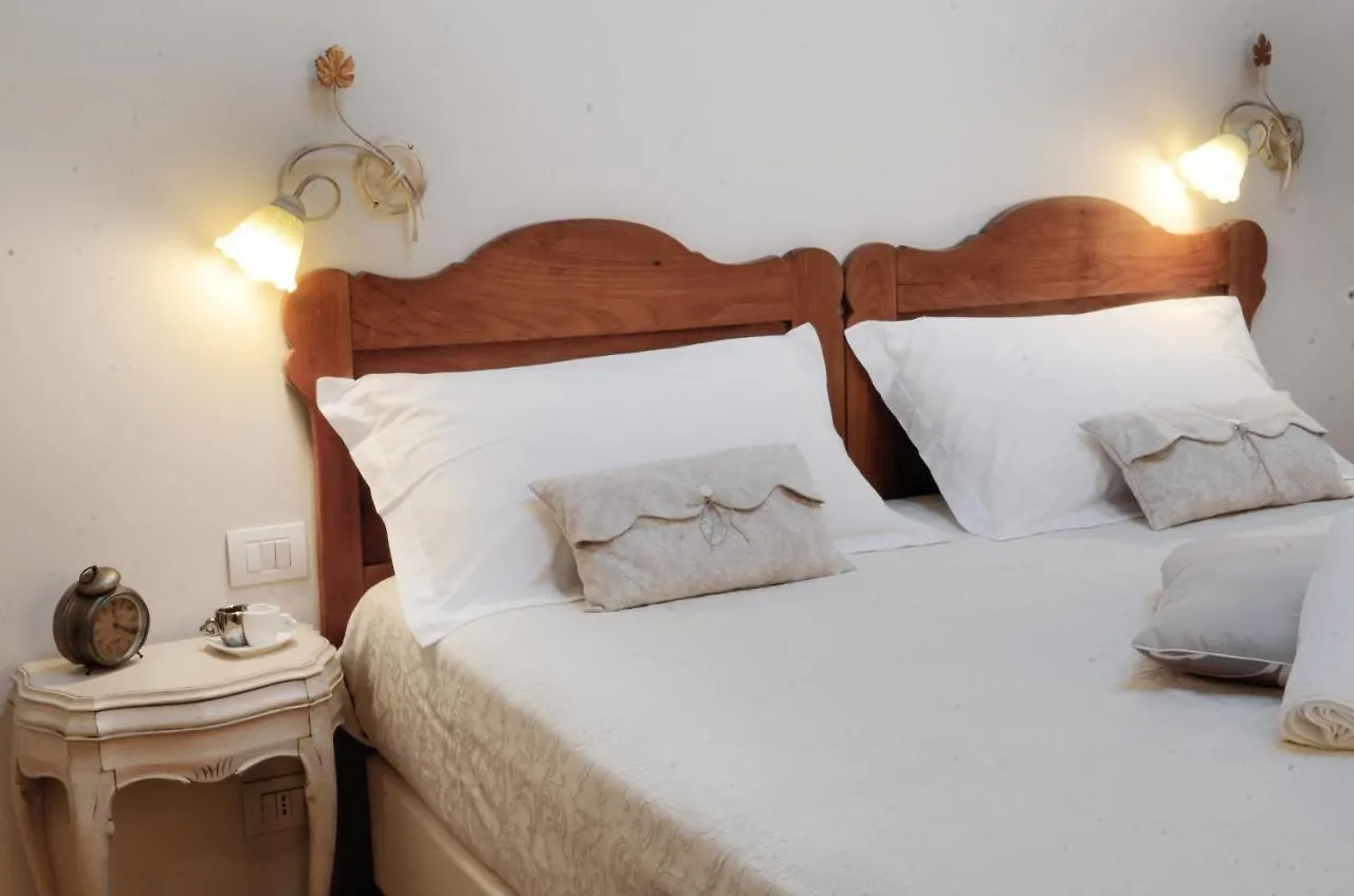 Villa Montenero Cavalcaselle 0*,  Itálie